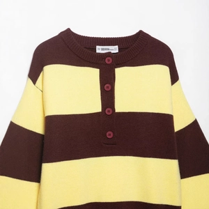 Gestreifter Strickpullover mit braun-gelben Horizontalmustern und geknöpftem Henley-Ausschnitt