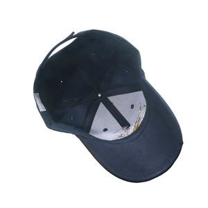 Detailansicht der Innenkonstruktion einer dunkelblauen Baseballkappe mit 100% Acryl-Etikett