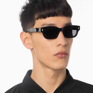 Lunettes de soleil rectangulaires noires classiques pour hommes avec détails dorés élégants
