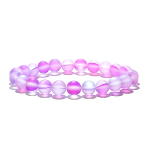 Mattiertes Mondstein-Perlenarmband mit rosa, violetten und blauen Kristallgradienten