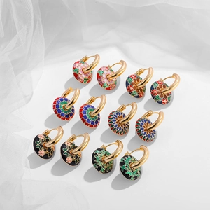 Bunte Emaille-Ohrringe mit Blumenmuster im chinesischen Stil und goldenen Details