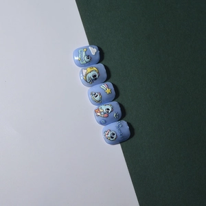 Détail de stickers 3D pour ongles avec motifs d'astronaute bleu et de mer d'hippocampe