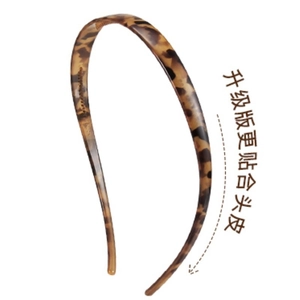 Detail view of tortoiseshell resin headband showing non-slip teeth for secure fit