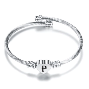 Dettaglio del bracciale a cavo in acciaio argento con cuore inciso con l'iniziale P
