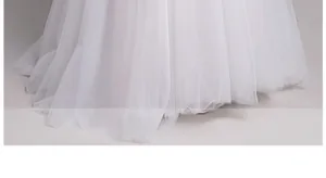 Détail macro du tissu en tulle blanc multicouche montrant la texture délicate et le drapé