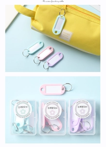 Détails des porte-clés colorés macaron en plastique avec anneau métal et étiquette blanche