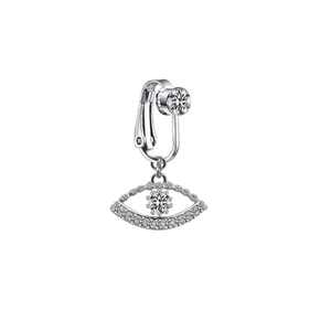 Macro d'un bijou clip œil maléfique en argent avec zircons et finition polie brillante