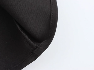 Gros plan des coutures de précision et détails en organza sur la robe noire