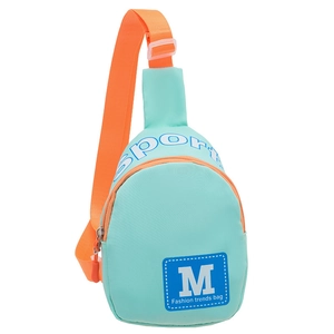 Détail du sac de poitrine en nylon vert menthe pour enfants avec sangles orange et logo