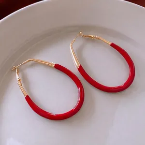 Boucles d'oreilles créoles ovales minimalistes en métal doré et émail rouge brillant