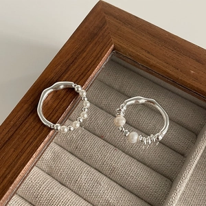 Minimalist S925 sterling silver beaded ring set with pearl accents in a jewelry box