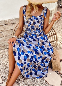 Dettaglio dell'abito a pois blu e marroni con corpetto elasticizzato e spalline
