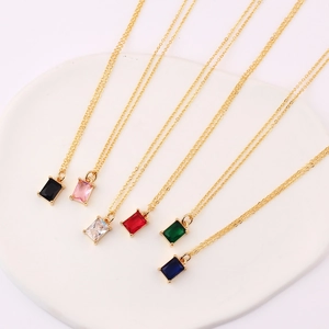 Collane con pendenti rettangolari in verde, blu, rosa e altri colori su catene d'oro