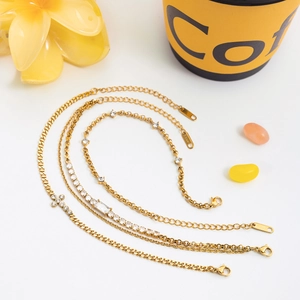 Détail macro du lot de bracelets en acier doré 18K avec zircons blancs et croix