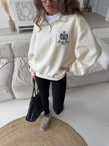 Oversize half-zip sweatshirt in beige featuring an embroidered sports club crest on chest