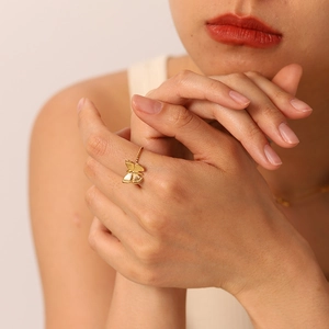 Bague papillon en acier inoxydable plaqué or 18 carats avec design ajustable sur modèle