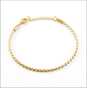 Vue détaillée du bracelet torsadé en acier inoxydable plaqué or 18 carats avec fermoir homard