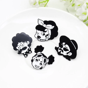 Set mit vier Emaille-Pins im Retro-Comic-Stil mit originellen Comic-Charakteren in Schwarz-Weiß
