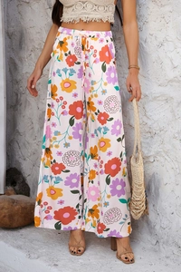 Gros plan du pantalon bohème à jambes larges avec imprimé floral et taille à cordon coulissant