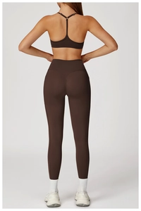 Vue arrière d'un ensemble de yoga marron foncé avec coutures en V pour effet push-up fessier