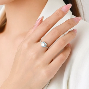 S925 sterling silver ring featuring a heart-shaped zircon on a model's hand
