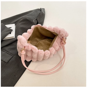 Borsa a mano in peluche rosa con texture a pieghe, zip dorata e fodera in camoscio