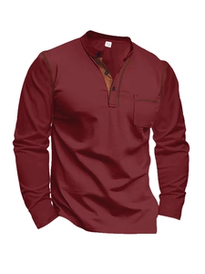 Vue détaillée du t-shirt Henley rouge vin avec doublure de col marron et poche poitrine