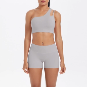 Detailansicht des One-Shoulder-Yoga-Sets mit Ausschnitt und High-Waist-Shorts