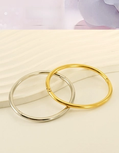 Détails des bracelets joncs minimalistes or et argent avec placage 18k et fermoir