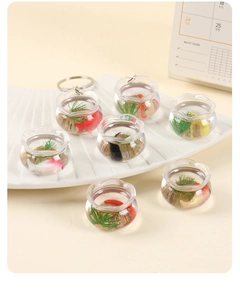 Porte-clés mini aquarium avec poissons koi colorés, plantes et sable décoratif