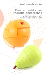 Detalle de cubos mágicos con forma de naranja y pera con textura mate realista