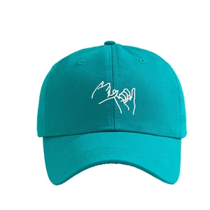 Casquette de baseball en coton bleu avec broderie blanche pinky swear sur fond blanc
