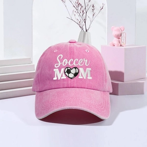Dettaglio del ricamo Soccer MOM con cuore e pallone su berretto in cotone rosa lavato