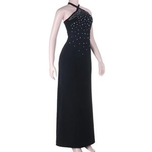 Détail d'une robe de soirée noire dos nu avec des strass argentés sur l'encolure