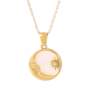 Minimalistische gouden ketting met zon en maan gezicht hanger en schelpinleg