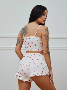 Detailansicht des weißen Pyjama-Sets mit rotem Herzmuster und Rippenstrick-Struktur