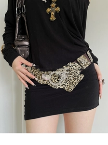 Détail de ceinture léopard style Y2K avec strass argentés et boucle métallique brillante