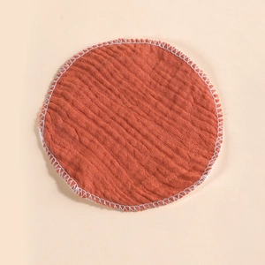 Nahaufnahme der waschbaren Stillpads aus Baumwolle mit atmungsaktivem Gazestoff und Overlock-Naht