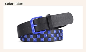 Détail de ceinture en cuir noir avec double rangée de clous carrés bleus et boucle mate
