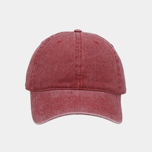 Gros plan sur une casquette de baseball en coton délavé rouge avec détails vintage rétro