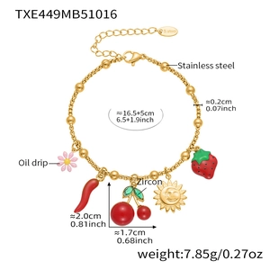 Bracelet doré en acier inoxydable avec pendentifs fraise, cerise et piment en détail
