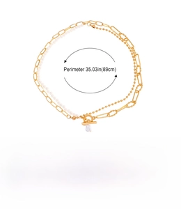 Detail van gelaagde gouden ketting met parels, paperclipketting en een kapittel-sluiting