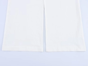 Détail du bas de pantalon blanc en mélange de lin texturé et respirant pour femmes