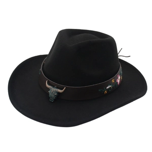 Détail du chapeau cowboy noir en feutre avec tête de taureau et broderie florale