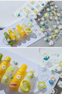 Detaillierte 3D-Nagelaufkleber mit gelben Blumen, Bären und geprägten Sternen