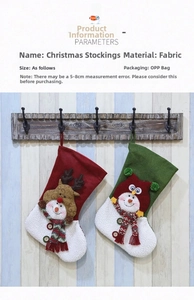 Détail de chaussettes de Noël avec bonhomme de neige et élan suspendues au mur en bois