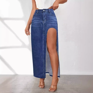 Gonna di jeans a vita alta con spacco frontale in denim lavato per uno stile estivo