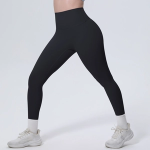 Detail der schwarzen Yoga-Leggings mit hoher Taille, elastischem Stoff und Formeffekt