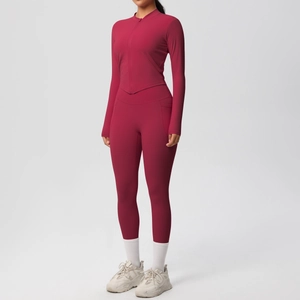 Détail de l'ensemble de yoga rouge foncé avec leggings taille haute à poches et haut zippé