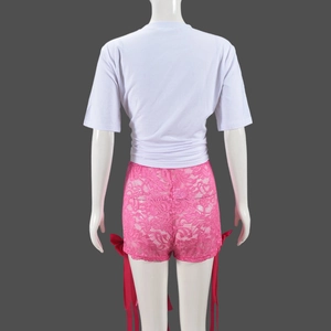 Détail du short en dentelle rose avec rubans rouges et dos du t-shirt blanc noué à la taille